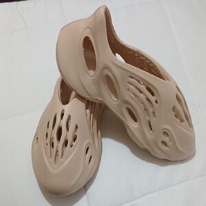 Woman's Foam Runners Sz 9